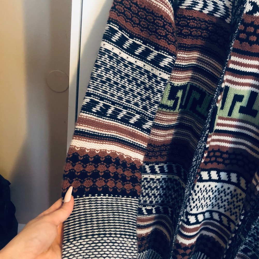 Sweater 🔴 SOLD 🔴 - Picture 2 of 5